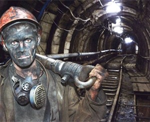 Три тысячи макеевских шахтеров вышли стучать касками 