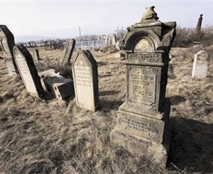 Пожилой мужчина забрел на кладбище и умер