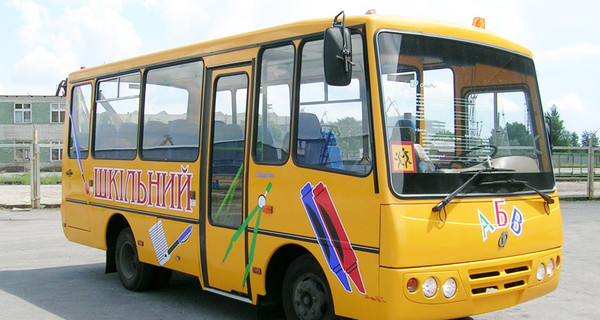 Школьников одарили новыми автобусами 