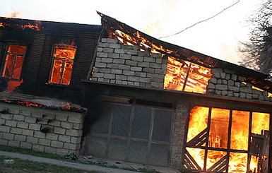На Донбассе сгорел двухэтажный дом 
