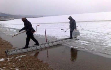 Мариупольских рыбаков эвакуировали с оторвавшейся льдины 