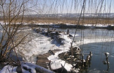 Мужчина самовольно построил дамбу на реке Кальмиус 