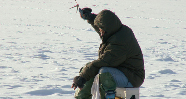 Любители зимней рыбалки рискуют стать жертвами тонкого льда  