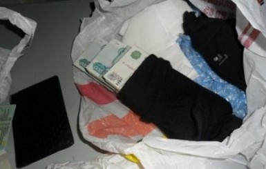 Контрабандист вез в носках 700 000 рублей 