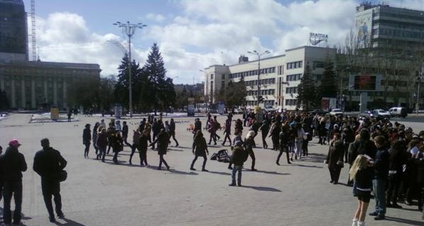 На центральной площади Донецка несколько сот человек водят хоровод