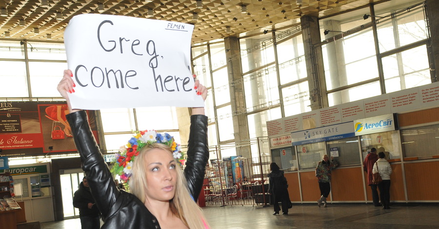 Femen поставили в аэропорту кордон для секс-туристов 