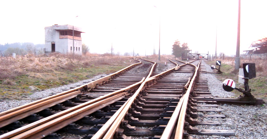 Мариупольские подростки чуть не пустили поезда под откос