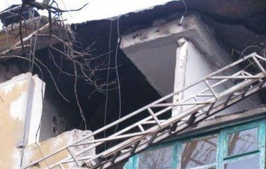 В Мариуполе разбирают завалы после взрыва дома