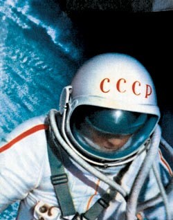 Скафандр космонавта Берегового хранится в луганском школьном музее