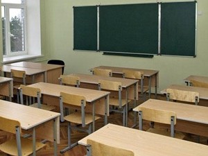 Родители просят прокуратуру отменить решение горсовета о закрытии трех школ в Макеевке