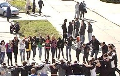 Сотня подростков устроила «дэнс» в центре Макеевки