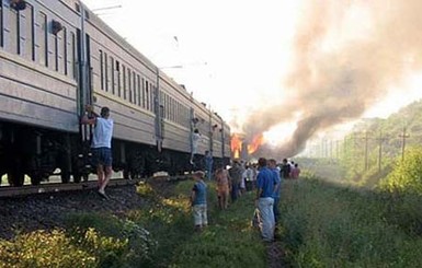 На Донетчине пылающие вагоны с горящего поезда отцепляли на ходу