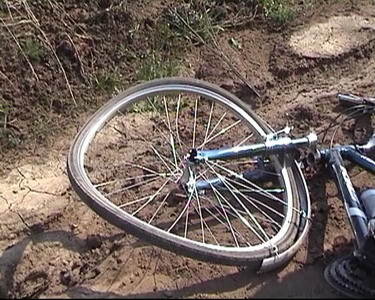 Во дворе дома легковушка сбила 6-летнего велосипедиста  