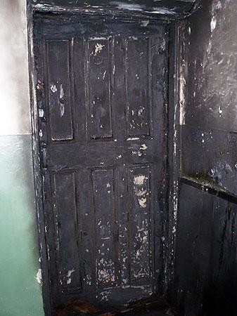В высотках при загадочных обстоятельствах загораются двери в квартирах