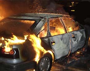 В Мариуполе при загадочных обстоятельствах горят авто