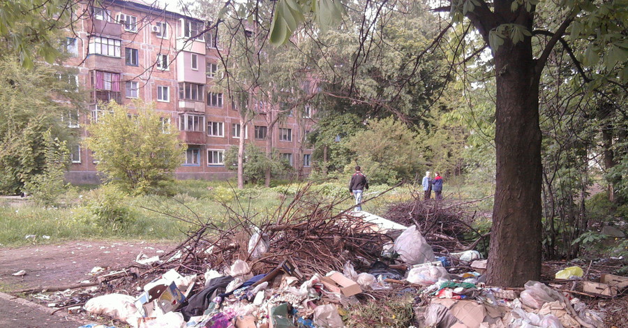 Спальный район Донецка утопает в мусоре