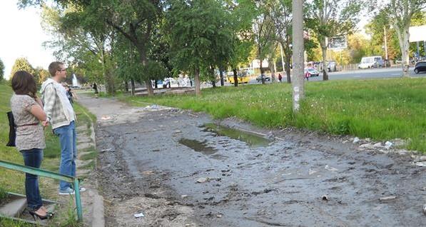В центре Донецка тротуар превратился в болото