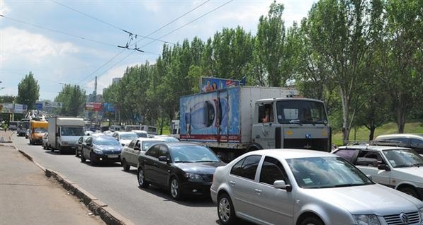 Центр Донецка стоит в многокилометровой пробке