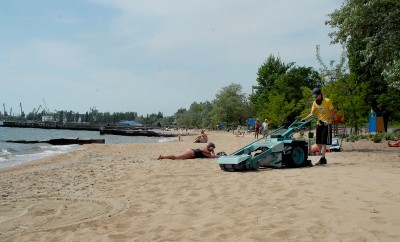 На пляжах в Мариуполе будет чистый и просеянный песок  