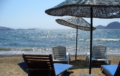 Мариупольские пляжи хотят оборудовать лежаками и зонтиками