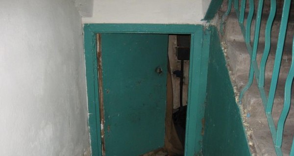 В мариупольской девятиэтажке под стенами мэрии поселился бомж-предприниматель