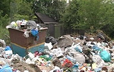 В Макеевке мусоровоз высыпал отходы посреди дороги
