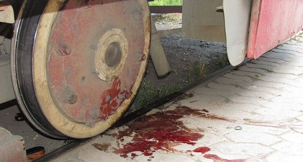 В Мариуполе трамвай отрезал женщине ногу