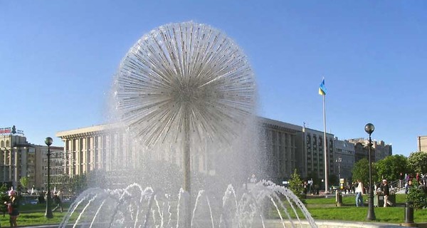 Вандалы изуродовали фонтан возле здания Донецкой облгосадминистрации