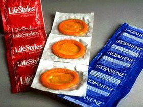 На пляжах и в детских парках Мариуполя бесплатно раздавали презервативы