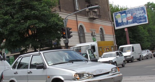 Сегодня ВАЗ и «Москвич» остановили трамваи в Мариуполе
