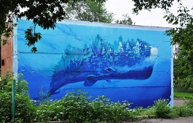 Донецкую трансформаторную будку украсил огромный синий кит-гигант   