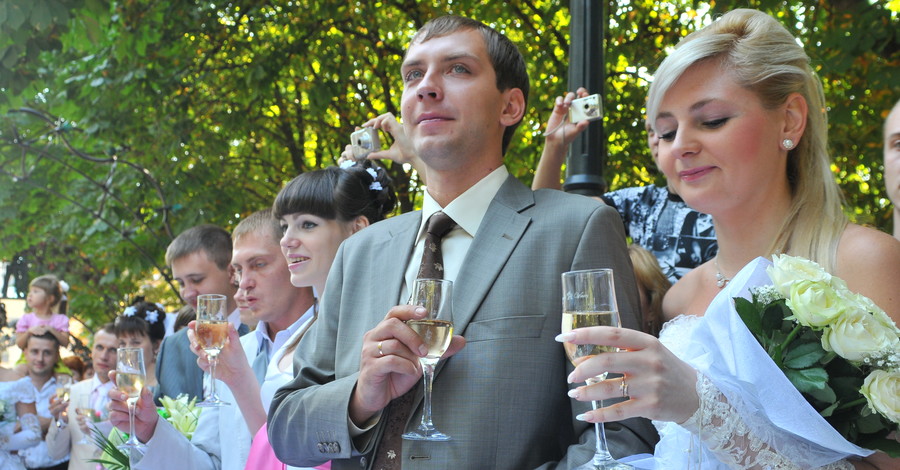 В Донецке стало дешево жениться