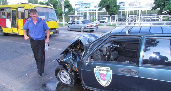 Две аварий в Мариуполе разбросали машины по всему городу