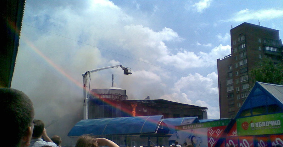 Видеофакт: Как огонь уничтожил торговый центр в Макеевки