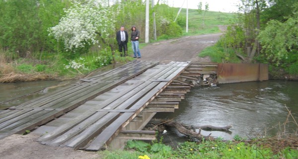 Под Донецком ветхий мост заменили на железный «лист»