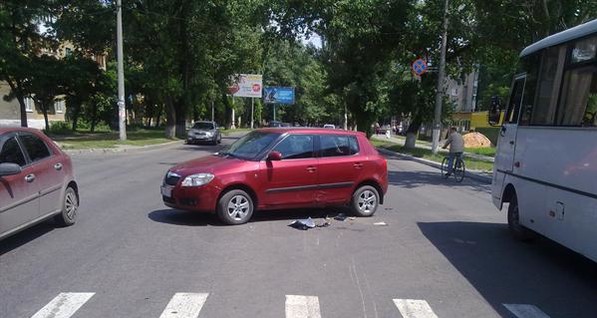 В Донецке «Шкода» не уступила дорогу и переломала скутеристу кости