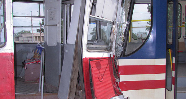 Нелепое ДТП на Донетчине: два трамвая протаранили грузовик