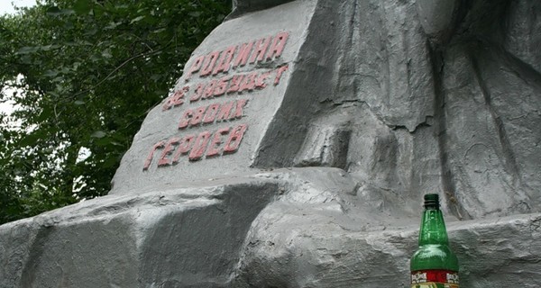 Братская могила освободителей Донбасса утопает в мусоре и бутылках