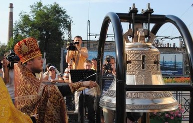 Сегодня в Донецке осветили уникальный четырехсоткилограммовый колокол