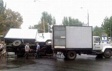 Сегодня в центре Донецка перевернулся грузовик, доверху груженный пивом