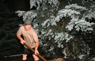 Жуткий ливень оставил без света три центральных района Донецка