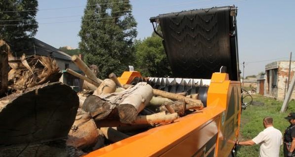 Донецк приобрел дробилку для утилизации деревьев более чем за два миллиона гривен