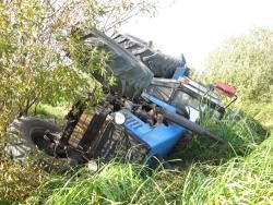 На трассе под Донецком перевернувшийся трактор убил водителя