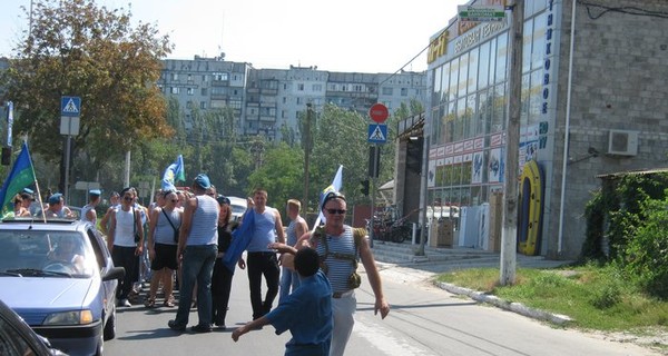 По Донбассу маршируют пьяные десантники