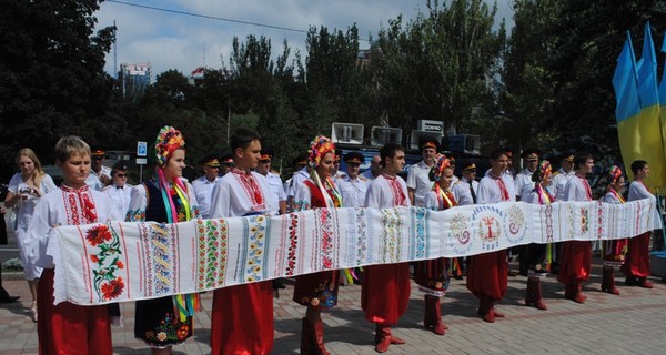 Украинки закончили самый длинный в мире рушник
