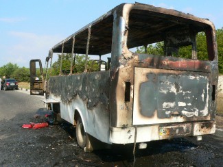 На трассе под Луганском полностью сгорел рейсовый автобус