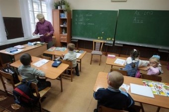 В школе Донецка ребенку сломали позвоночник? 	   