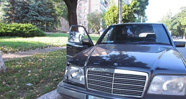 В Донбассе шальное Daewoo протаранило Mercedes и удрало с места аварии