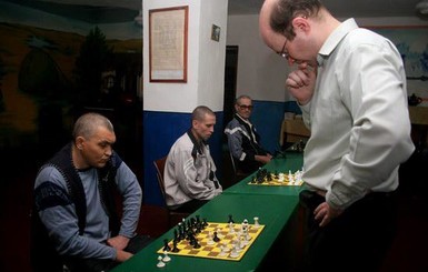 Главный шахматист области обыграл донецких заключенных