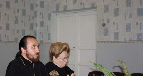 В школу под Донецком пригласили священника для родителей
